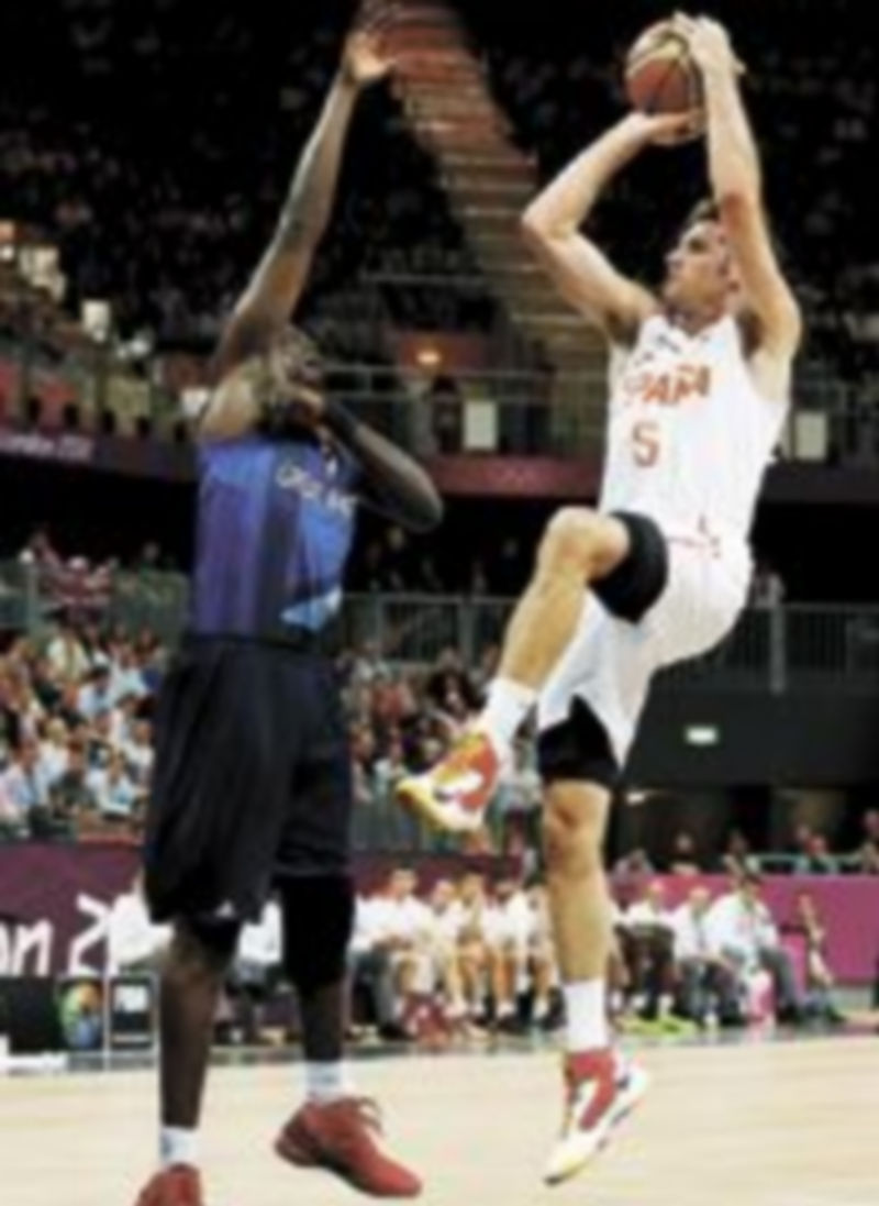 Rudy se eleva para intentar encestar un tiro. /  Reuters