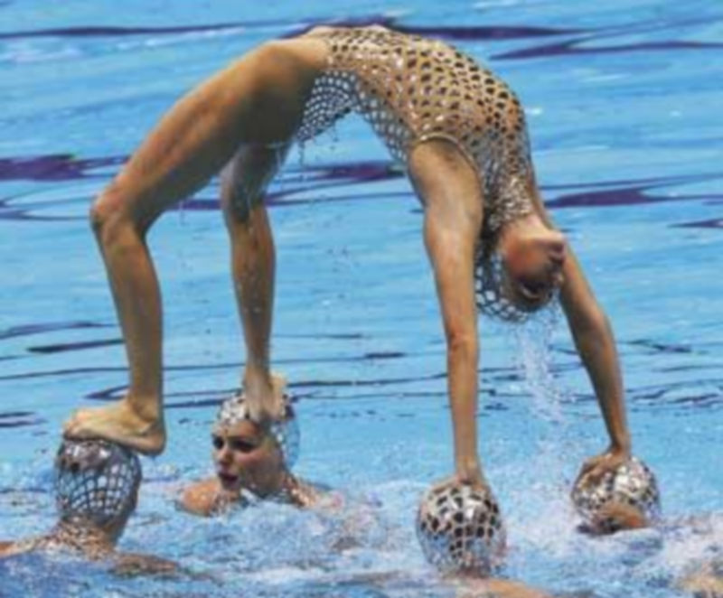 Espectacular figura del equipo español durante su ejercicio de ayer en la final. / Reuters