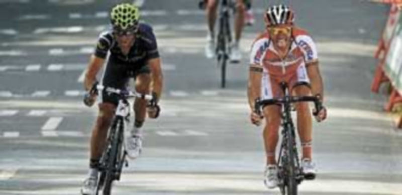 Valverde (i) y ‘Purito’ tomaron la delantera y llegaron unos segundos antes que Froome y Contador. / Reuters