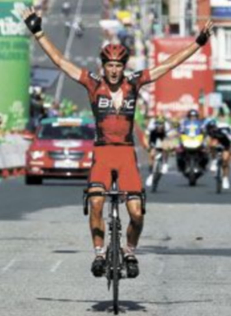 El corredor del equipo BMC levanta los brazos en señal de triunfo. / Reuters