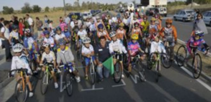 Pedro Delgado posa con los participantes del Torneo de Escuelas que lleva su nombre y que precedió a la salida de la vigésima etapa de la Vuelta. / Juan Martín