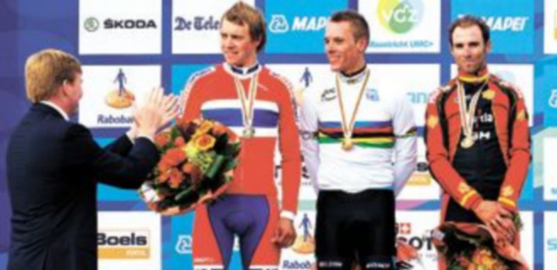 El príncipe Guillermo de Holanda (i) aplaude a los ciclistas que subieron al podio: Hagen (i)
