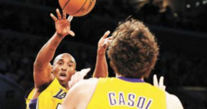 Kobe Bryant y Pau Gasol demostraron de nuevo que son fundamentales para el equipo. / Efe