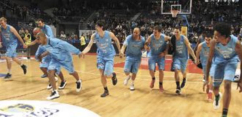 La plantilla madrileña celebra el triunfo y el billete para la Copa conseguidos ante una afición local que llevó en volandas a su equipo desde el pitido inicial. / Estudiantes