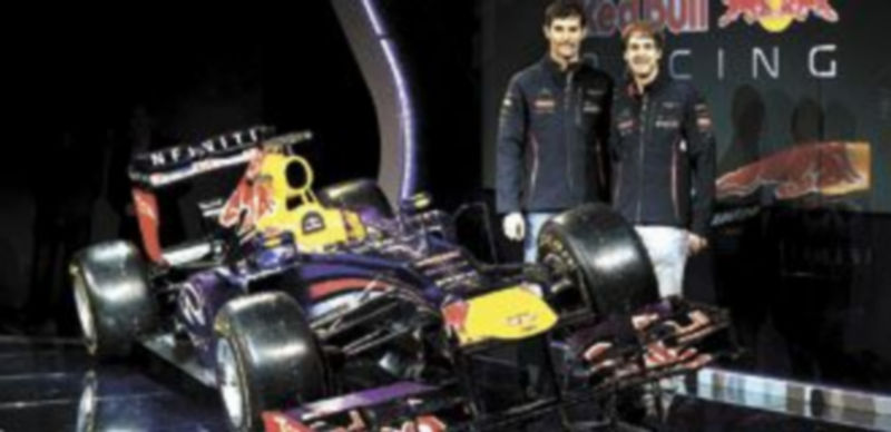 Mark Webber y Sebastian Vettel fueron los encargados de desvelar el coche de la escudería austríaca. / Reuters