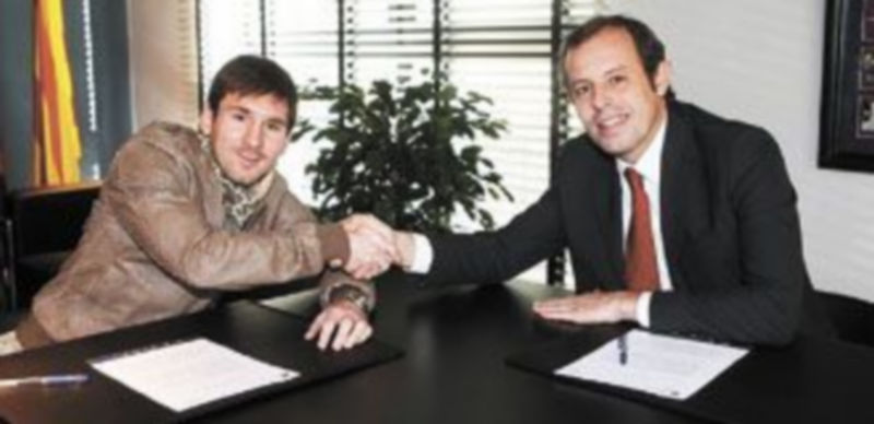 Messi y Rosell sellaron la nueva renovación del ‘crack’ argentino que estará ligado a la entidad azulgrana hasta que cumpla 31 años. / Europa Press