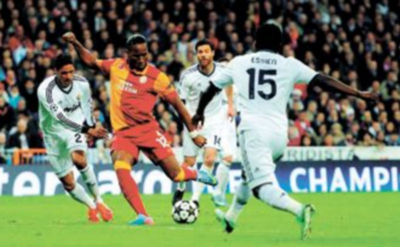 Varane hizo un buen trabajo en la ida defendiendo a Drogba y hoy estará acompañado de Albiol