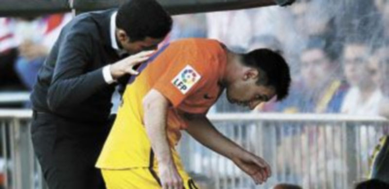 El delantero se retiró en el encuentro del pasado domingo contra el Atlético. / Reuters