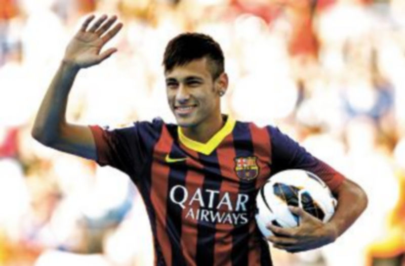 El delantero se dio un baño de masas en el Camp Nou ante más de 56.000 personas que le ovacionaron. / Efe