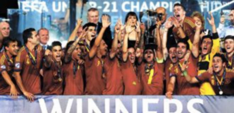 Los jugadores del combinado nacional levantan la copa que les entregó el presidente de la UEFA