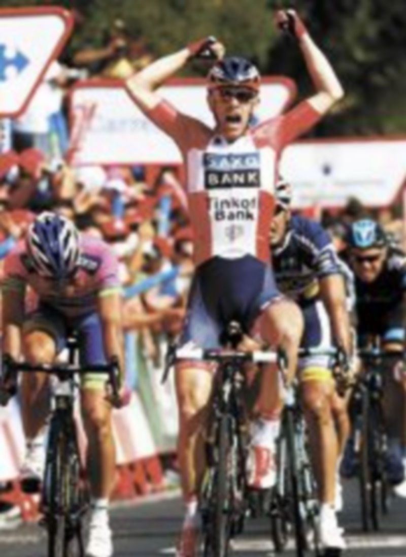 El danés Morkov festeja su victoria sobre la misma línea de meta. / Javier Lizón (Efe)