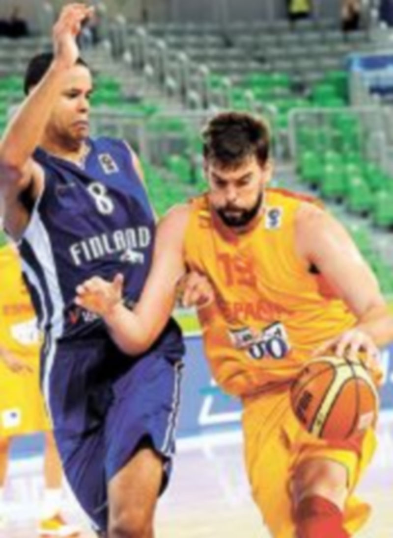 Marc Gasol penetra a canasta ante la defensa de Lee. / Efe