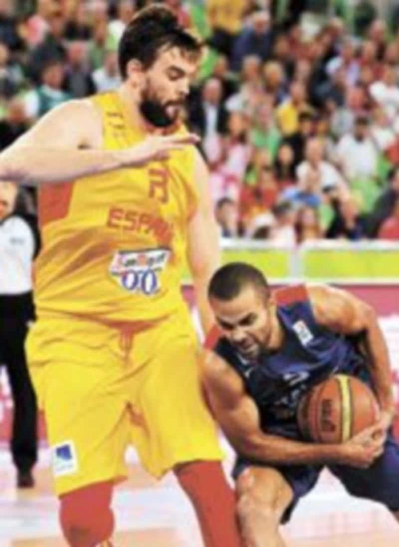 Marc Gasol intenta evitar la penetración de Tony Parker. / A. Babani (Efe)