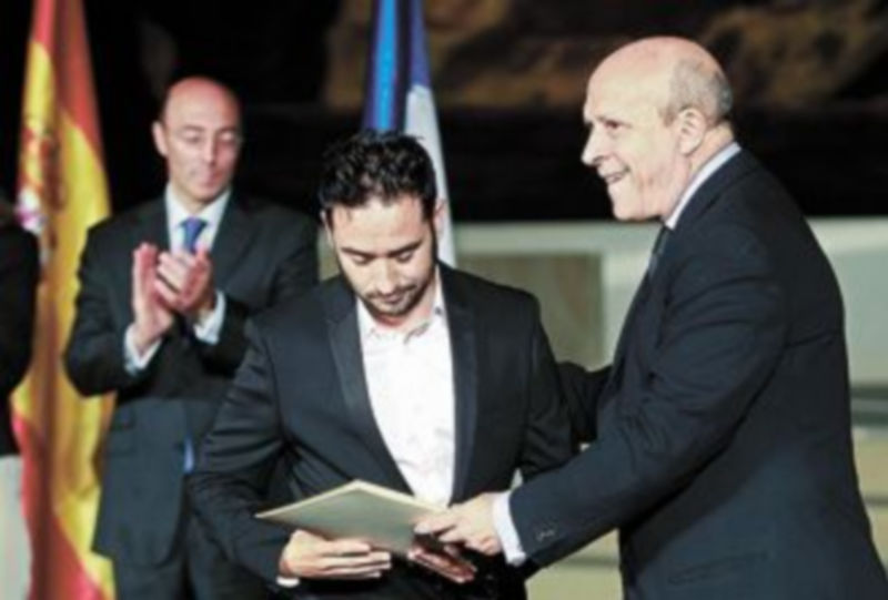 José Ignacio Wert hace entrega del Premio Nacional de Cinematografía al director Juan Antonio Bayona. / Efe