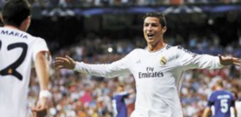 El portugués busca a Di María después de lograr el segundo gol ‘merengue’ que llegó tras un espectacular pase de rabona del argentino. / Reuters