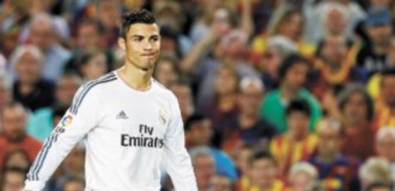 El atacante portugués mostró su enfado con el colegiado Undiano Mallenco en varias ocasiones. / Reuters