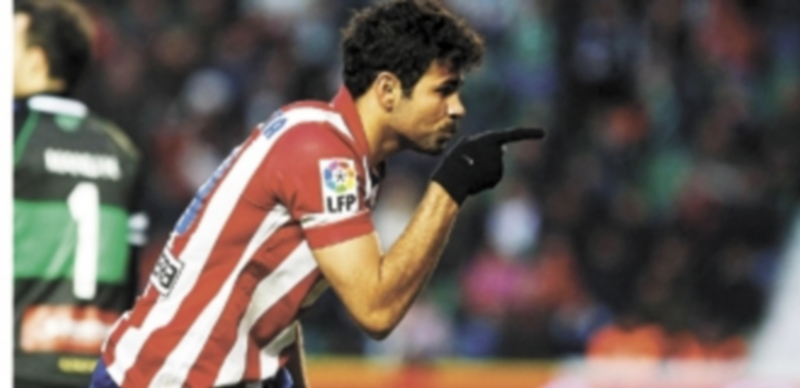 Diego Costa cerró el marcador en Elche al lograr el segundo tanto ‘colchonero’ y suma ya 15 goles en la presente temporada. / Efe