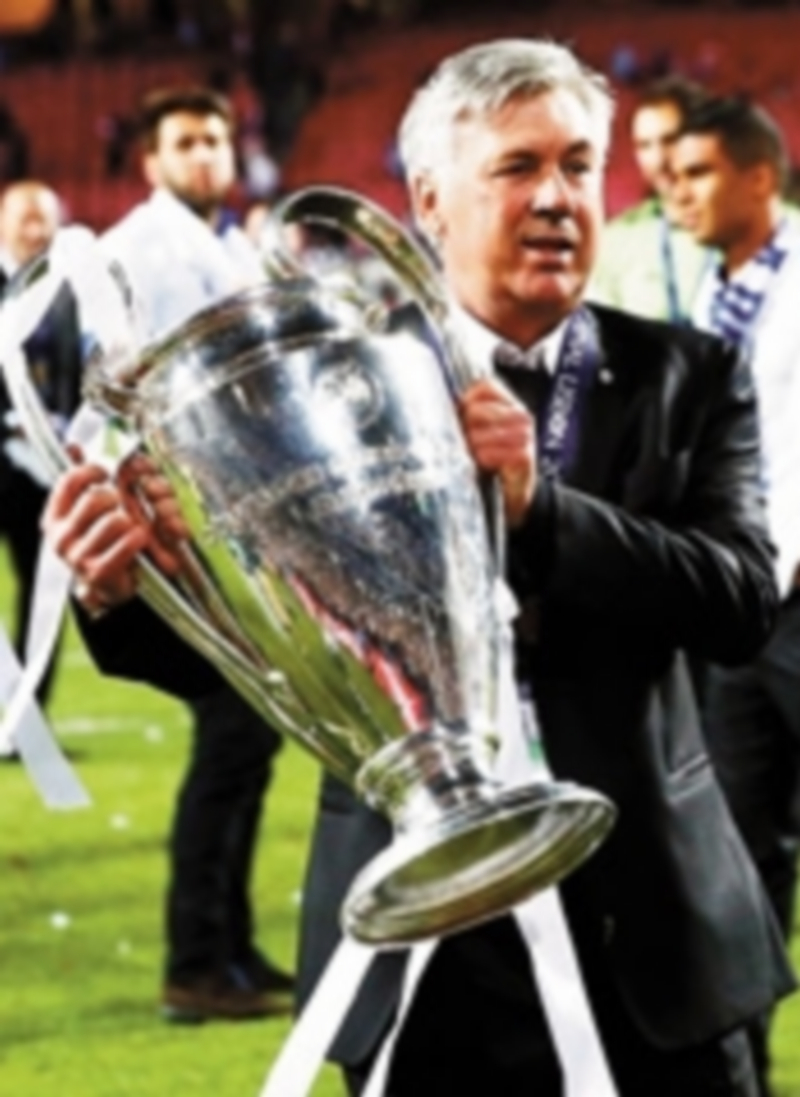 El italiano posa orgulloso con la décima Copa del Europa. / Efe