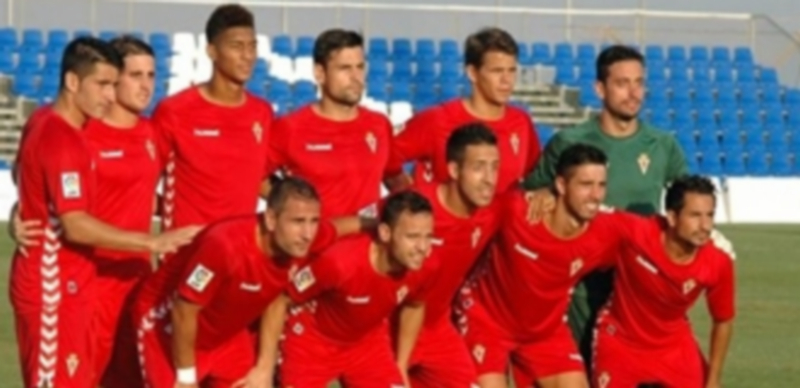 Los jugadores del Real Murcia posan para los medios gráficos antes de un encuentro de la temporada pasada. / EP