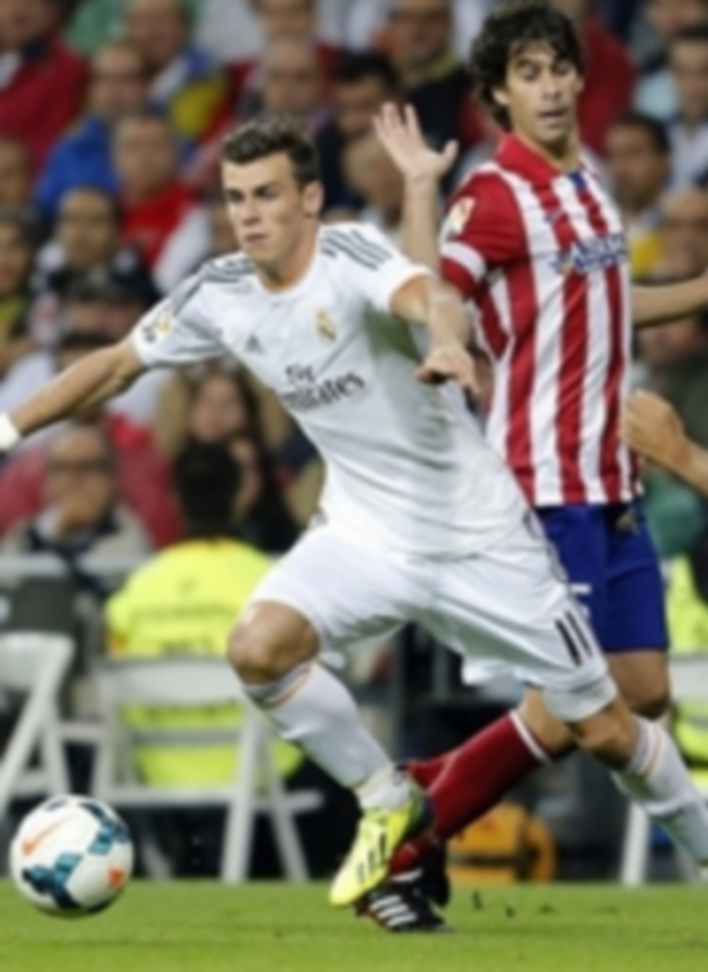 Miranda y Thiago tratan de frenar a Gareth Bale en un partido entre el Real Madrid y el Atlético de Madrid de la pasada campaña. / Agencias