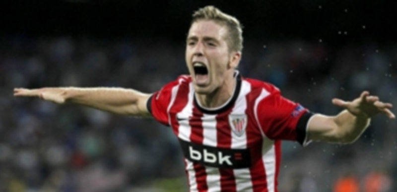 Iker Muniain celebra su tanto anotado ante el Nápoles ayer en San Paolo que supuso el 0-1 para el conjunto entrenado por Ernesto Valverde. / Efe