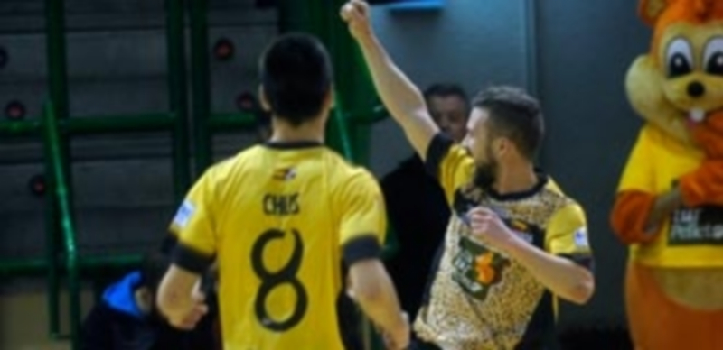 Buitre en la celebración del gol del empate