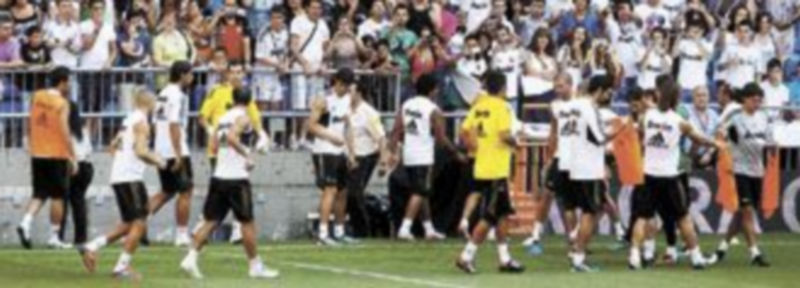 El Real Madrid se entrenó por última vez antes de la ida de la Supercopa ante más de 50.000 aficionados en el coliseo blanco. /EFE