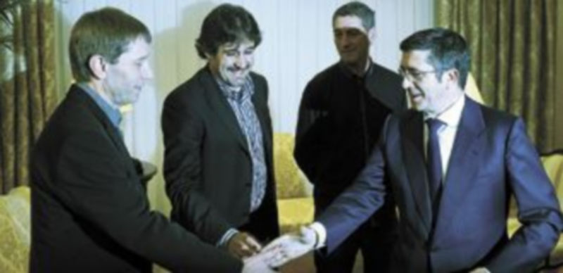 La imagen del día fue el apretón de manos entre el dirigente de Baracaldo y el hombre que manda en la coalición independentista. /Reuters