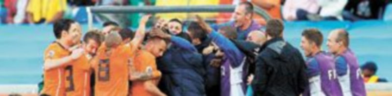 Todos los jugadores del conjunto ‘oranje’ felicitan a Sneijder tras el tanto anotado ante el conjunto nipón. / Efe