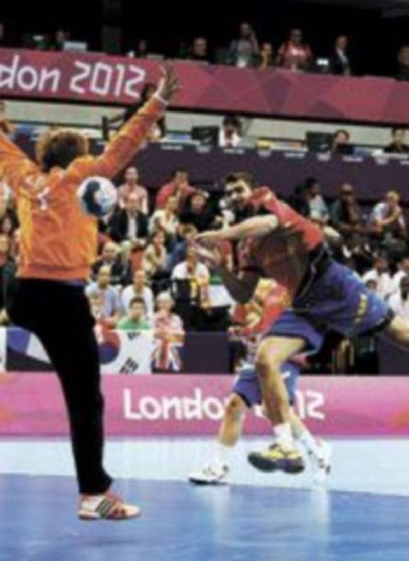 El español Eduardo Gurbindo lanza ante el portero coreano. /  Reuters