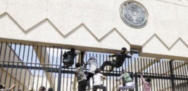 Cientos de personas escalan los muros del edificio diplomático estadounidense en Saná