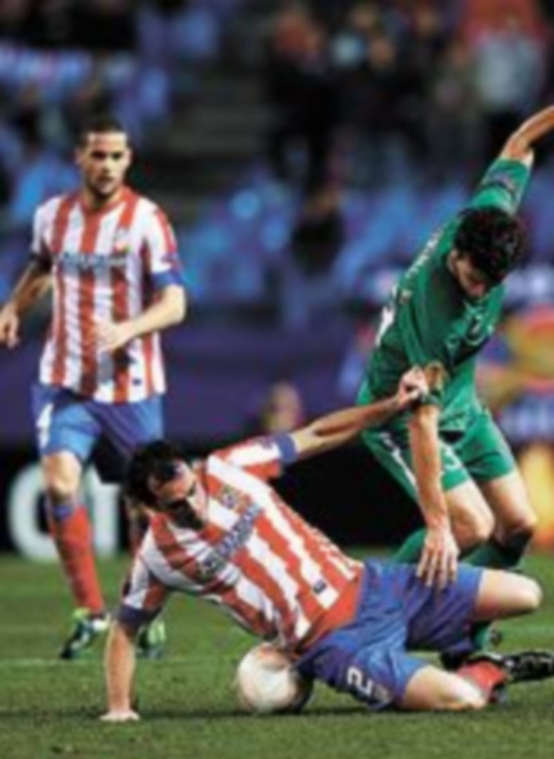 Godín lucha con Eremenko.