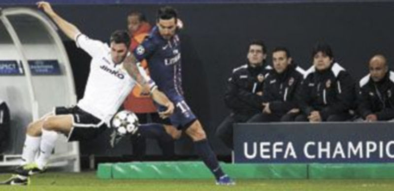 El valencianista Víctor Ruiz lucha por el control del esférico con Lavezzi. / Reuters