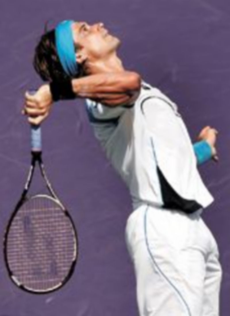 El alicantino efectúa un saque durante la final en Crandon Park. / Reuters