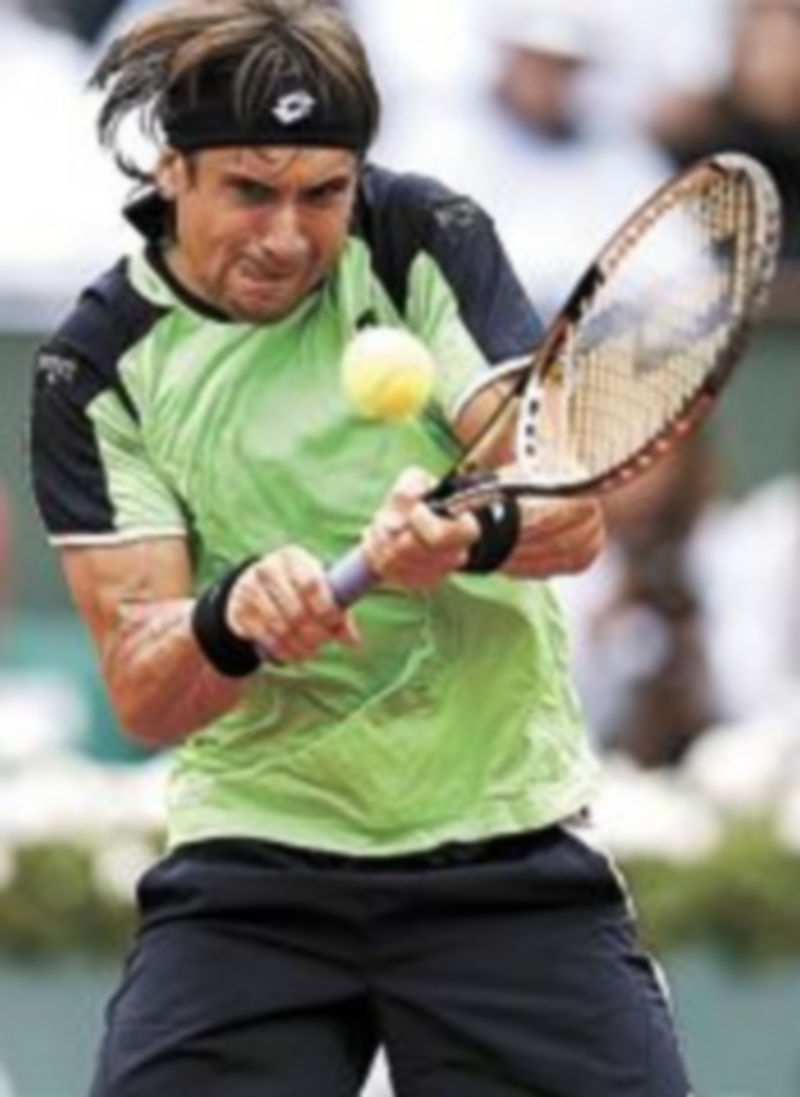 El mallorquín muerde la Copa de los Mosqueteros conquistada en la pista Philippe Chatrier. / Efe