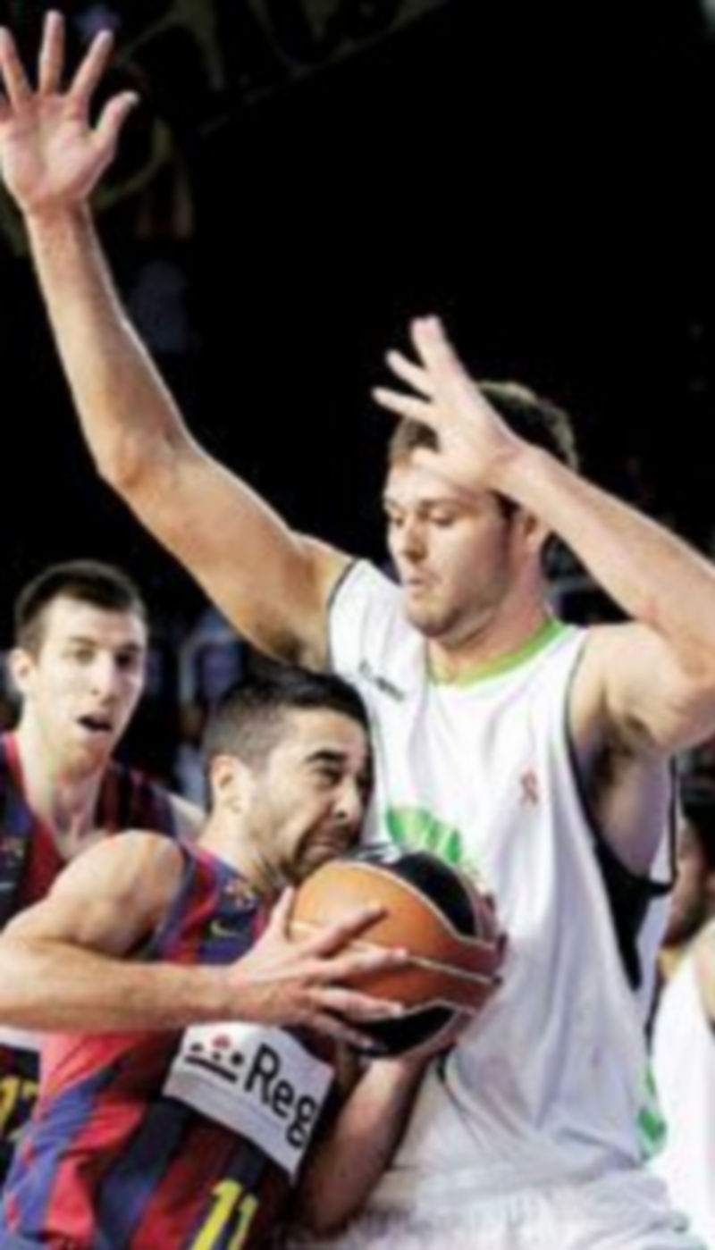 Navarro entra a canasta ante la defensa de Freeland. / Efe