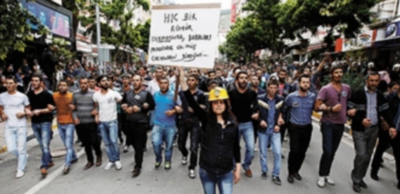 Miles de personas se manifestaron en Soma. / Reuters