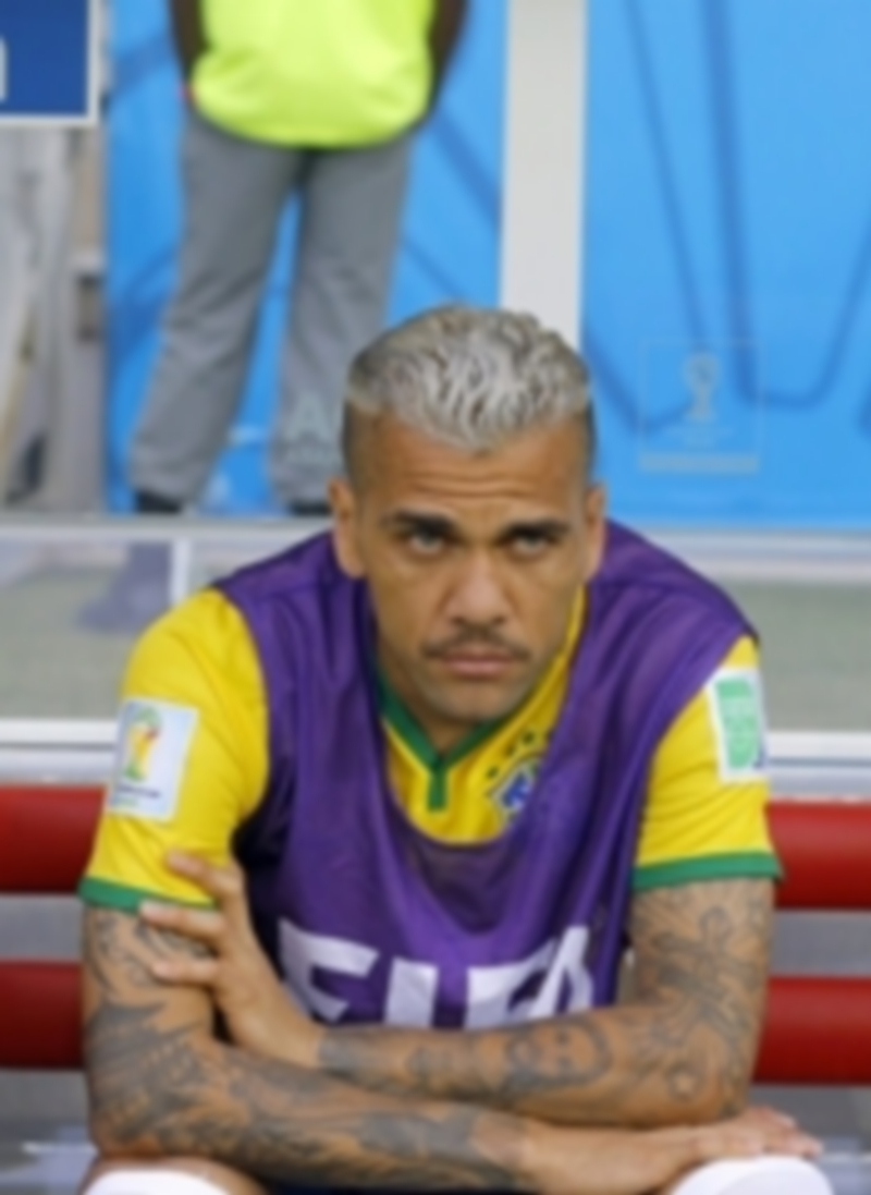 Dani Alves sentado en el banquillo de su selección durante el Mundial de Brasil. / Efe