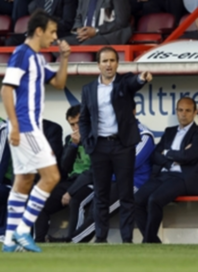 Arrasate da indicaciones a sus jugadores en el partido ante el Aberdeen. / Efe