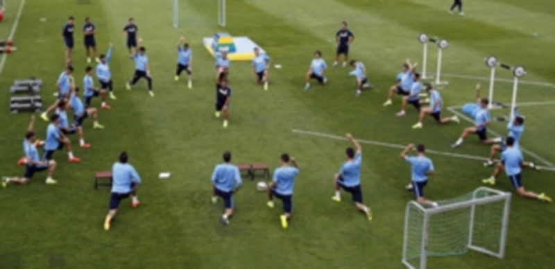 La plantilla entrenando al ritmo que les marca el ‘Profe’ Ortega. / Efe