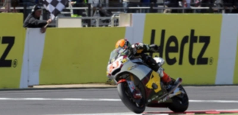Rabat cruza la línea de meta para alzarse con la victoria en Moto2. / Efe