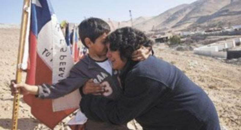 Los familiares de los mineros atrapados no pudieron contener su llanto al saber que ‘la liebre’ había conseguido terminar el túnel por el que saldrán los hombres. / EFE