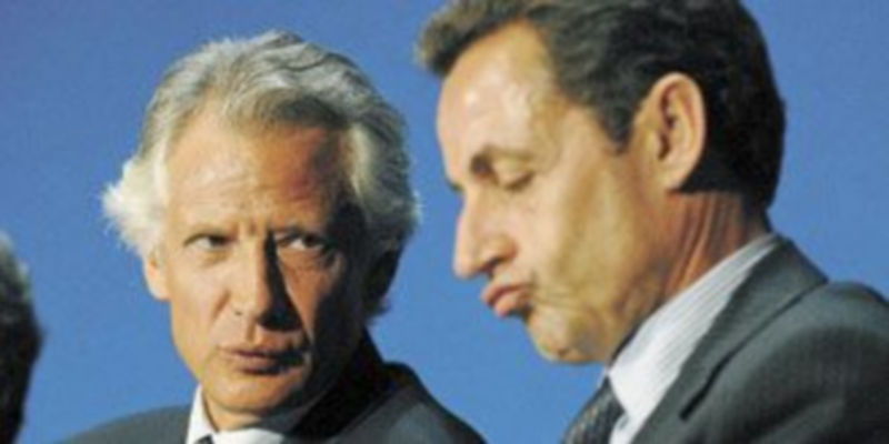 El ex primer ministro Dominique de Villepin (i) mantiene desde hace años un duelo personal con el presidente francés