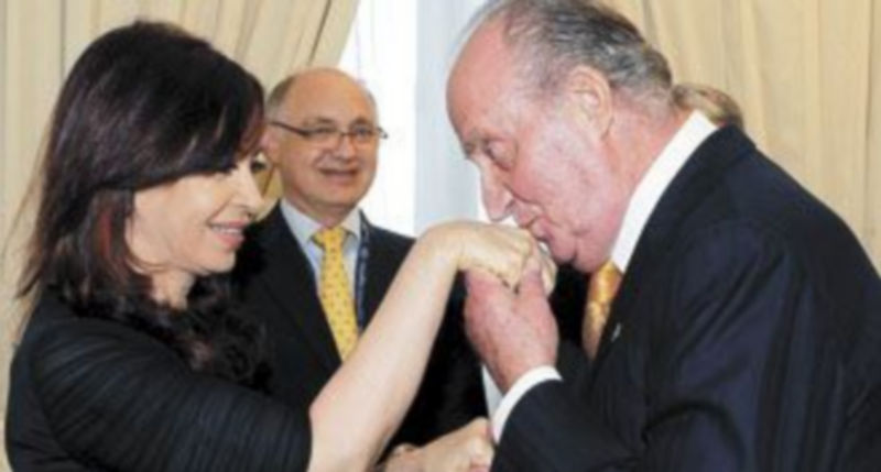 El Rey Juan Carlos saluda a la presidenta argentina