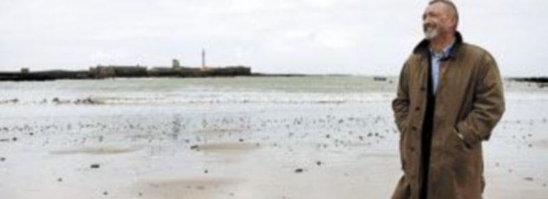 Pérez-Reverte pasea por una de las playas gaditanas. / Efe