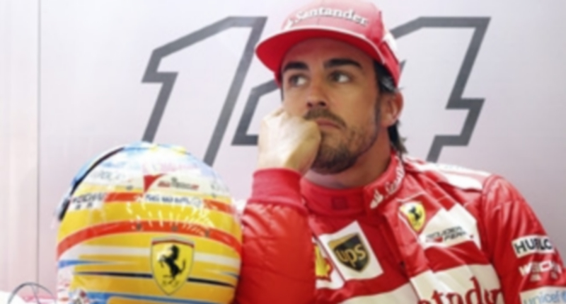 El piloto asturiano descansa en el box de la escudería Ferrari. / Efe