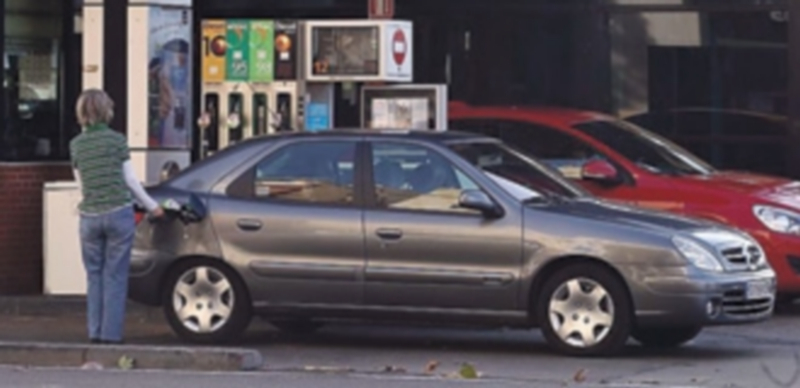 Llenar el depósito del coche es más barato que la semana pasada. / Europa Press