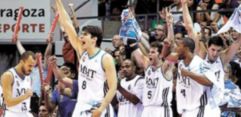 Los blancos celebran la victoria en la final de la Supercopa ante el Barcelona.