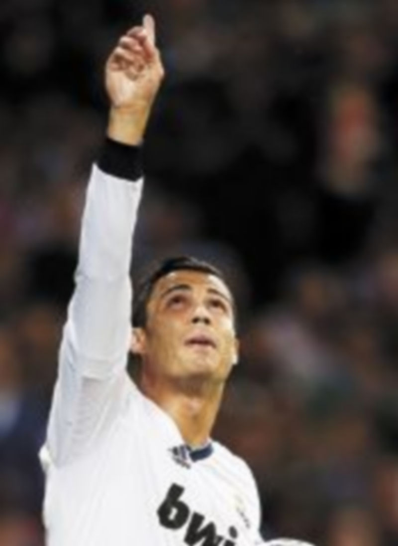 Cristiano afina su puntería y logra alcanzar a Messi 1 El luso dedicó el primer gol al benjamín blanco fallecido en accidente. / Reuters