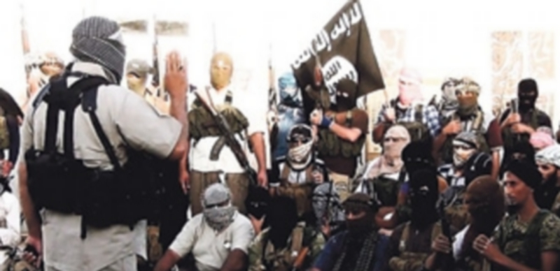 Un comandante alecciona a varios integrantes del grupo terrorista del Estado Islámico